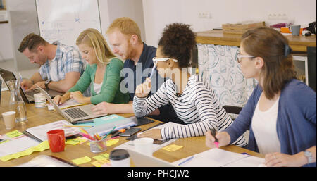 I colleghi di lavoro nel processo di creazione Foto Stock