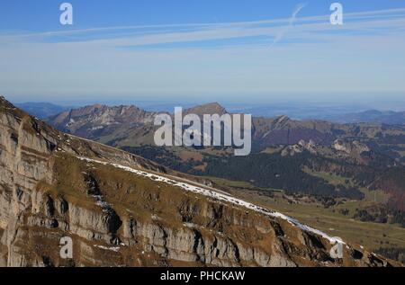 Roccia stratificata e il monte Grosser Speer. Vista da Chaeserrugg. Foto Stock