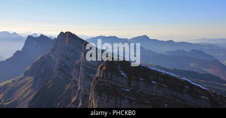 Churfirsten gamma appena prima del tramonto. Autunno scena in Svizzera. Foto Stock