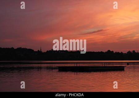 Sera d'estate al Lago Pfaeffikon, Canton Zurigo. Tramonto colorato. Foto Stock