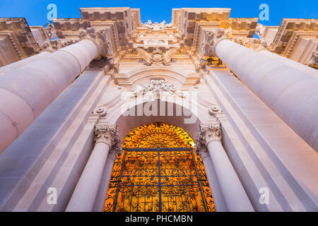 Ingresso della Siracusa barocca cattedrale in Sicilia - Italia Foto Stock