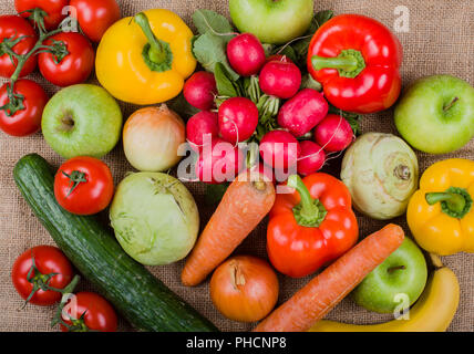 Verdure fotografato su un tessuto in iuta un mercato ortofrutticolo Foto Stock