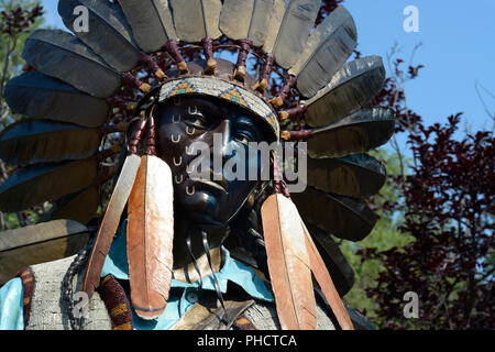 Una scultura in bronzo di un nativo americano warrior (Iroquois) in una galleria d'arte a Santa Fe, New Mexico USA Foto Stock