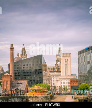 Guardando attraverso il dock in Liverpool verso il Royal Liver Building e Pumphouse. Foto Stock