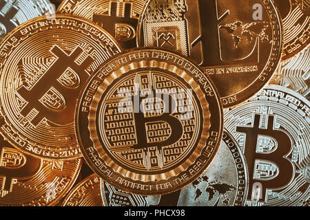 Golden cryptocurrencys Bitcoin, Litecoin e il tumulo di oro la concezione di business Foto Stock