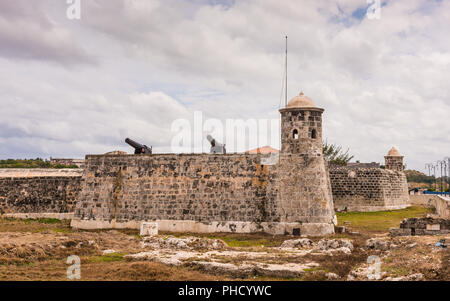 L'Avana, Cuba / Marzo 22, 2016: cannoni sulla cima di parete e di torri di avvistamento a Morro Castle dove storicamente le protezioni Havana Bay. Foto Stock