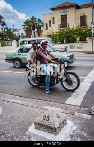 I marcatori di pietra utilizzate come indicazioni stradali per designare gli indirizzi. Questo contrassegno è sull'angolo di calles 23 (23td Street) e G Street a l'Avana, Cuba. Foto Stock