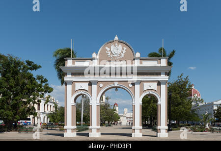 Cienfuegos, Cuba / Marzo 15, 2016: Arch a town square a Cienfuegos, Cuba. Foto Stock