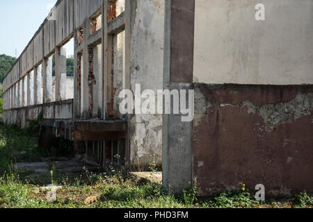 Fabbrica distrutta dalla guerra in Bosnia, Bosnia Foto Stock