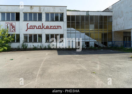 Fabbrica distrutta dalla guerra in Bosnia, Bosnia Foto Stock