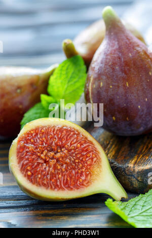 Mezza fichi maturi e frutti interi. Foto Stock