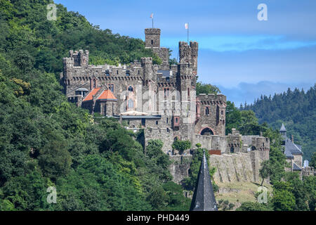 Il castello di Rheinstein sul fiume Reno in Germania Foto Stock