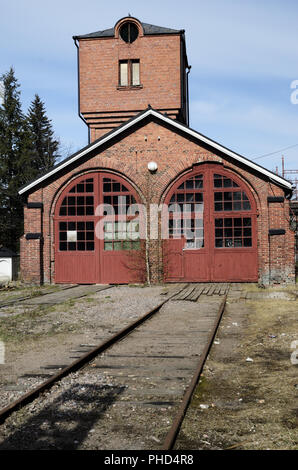 Il vecchio edificio di mattoni di Deposito locomotive Foto Stock