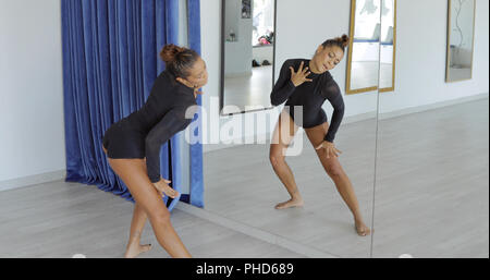 Giovane donna attraente dancing in studio Foto Stock