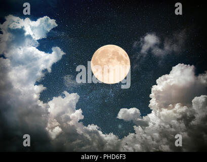 Luna piena sul cielo notturno Foto Stock