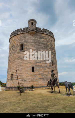 Varadero, Cuba / Marzo 19, 2016: torre del castello e la statua di Don Chisciotte (Quijote) a Varadero, Cuba. Foto Stock