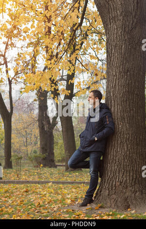 Uomo bello in autunno park Foto Stock