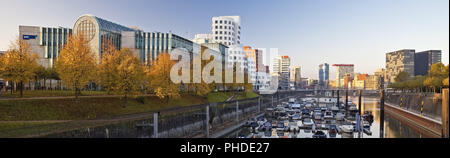 Panorama Media Harbour in autunno, Duesseldorf, Renania, Renania settentrionale-Vestfalia, Germania, Europa Foto Stock