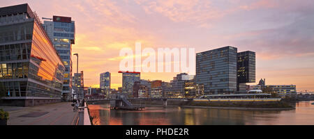 Media Harbour al tramonto, Duesseldorf, Renania, Renania settentrionale-Vestfalia, Germania, Europa Foto Stock