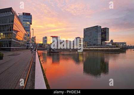 Media Harbour al tramonto, Duesseldorf, Renania, Renania settentrionale-Vestfalia, Germania, Europa Foto Stock