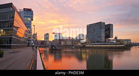 Media Harbour al tramonto, Duesseldorf, Renania, Renania settentrionale-Vestfalia, Germania, Europa Foto Stock