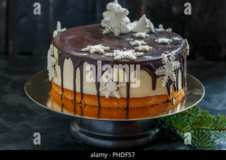 Torta con souffle e glassa di cioccolato. Foto Stock