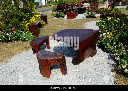 Tavoli e panche di legno di monconi e utilizzato il legno. Designer creatività rende bella e preziosa. Foto Stock