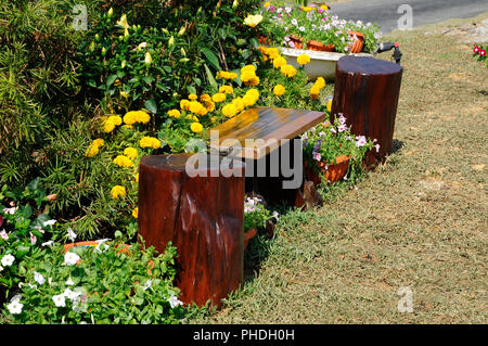 Tavoli e panche di legno di monconi e utilizzato il legno. Designer creatività rende bella e preziosa. Foto Stock