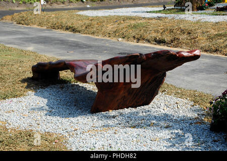 Tavoli e panche di legno di monconi e utilizzato il legno. Designer creatività rende bella e preziosa. Foto Stock