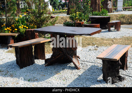 Tavoli e panche di legno di monconi e utilizzato il legno. Designer creatività rende bella e preziosa. Foto Stock