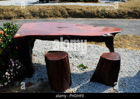 Tavoli e panche di legno di monconi e utilizzato il legno. Designer creatività rende bella e preziosa. Foto Stock