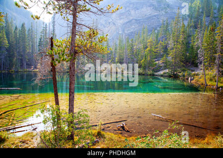 Il turchese Grassi i laghi di Kananaskis Country Park sistema di Alberta vicino a Canmore nel Southern Rockies Canadesi. La zona è molto popolare de Foto Stock