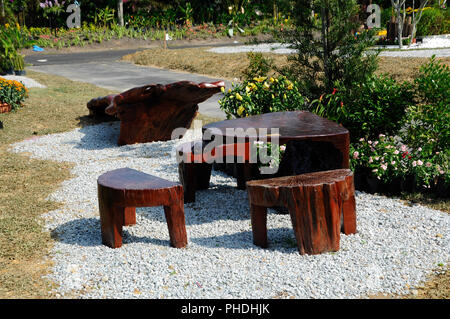 Tavoli e panche di legno di monconi e utilizzato il legno. Designer creatività rende bella e preziosa. Foto Stock