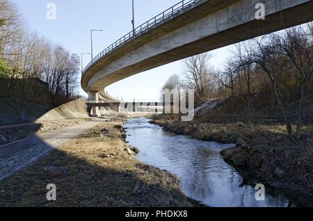 Il letto del fiume Viennese e strada sopraelevata Foto Stock