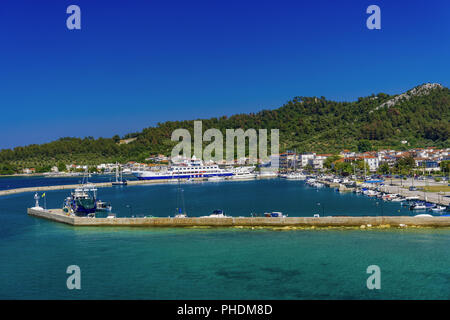 Taso Island, Grecia. Limenas porto vista giorno. Foto Stock