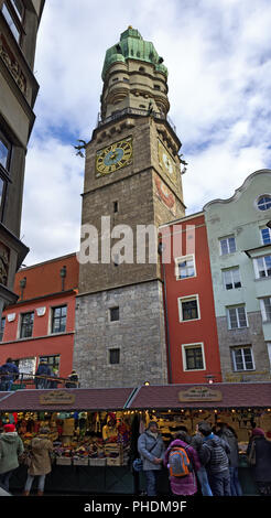 Mercatino di Natale di fronte alla torre della città di Innsbruck Foto Stock