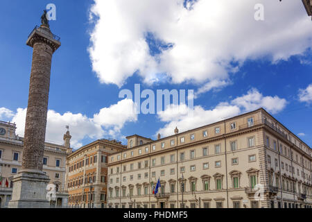 Persone in Piazza Colonna a Roma Foto Stock