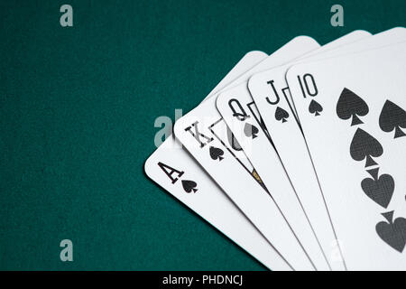 Royal Flush combinazione carte sul tavolo verde per il gioco del Poker Foto Stock