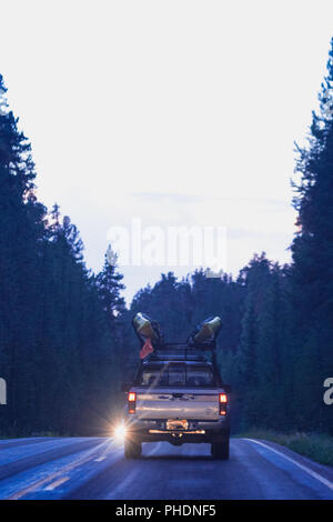 Carrello su strada, il trasporto kayak al tramonto nel Parco Nazionale di Yellowstone Foto Stock