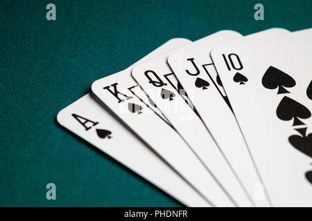 Royal Flush combinazione carte sul tavolo verde per il gioco del Poker Foto Stock