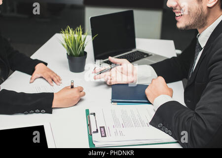 Sorrise e felice imprenditore manager spiegando introducendo, parlando e intervista nuovo candidato. Foto Stock