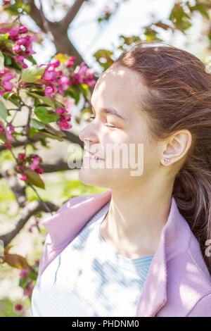 Carino giovane ragazza in un Apple Orchard Foto Stock