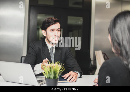 Sorrise e felice imprenditore manager spiegando, introducendo e parlare con imprenditrici circa il nuovo progetto. Foto Stock