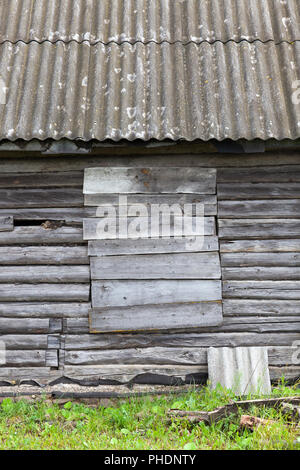 Parte di un vecchio e abbandonato edificio incompiuto di legno, primo piano Foto Stock