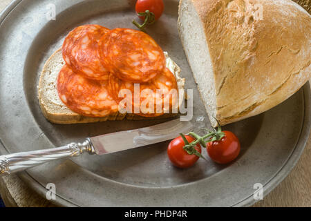 Salsiccia di chorizo affettato su un pezzo di pane Foto Stock