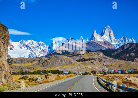 La strada del maestoso Monte Fitz Roy Foto Stock