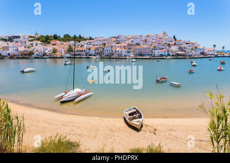 Piccole barche nel porto di villaggio Foto Stock