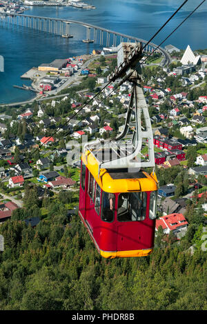 Funivia sopra città Tromso, Norvegia Foto Stock