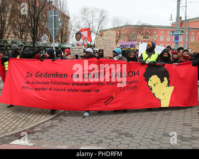 E commemorative manifestazione di protesta Oury Jalloh su 07.01.2018 a Dessau Foto Stock