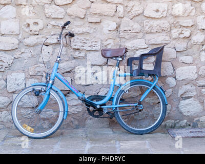 Djerba, Tunisia, vecchia bicicletta appoggiata contro il muro Foto Stock